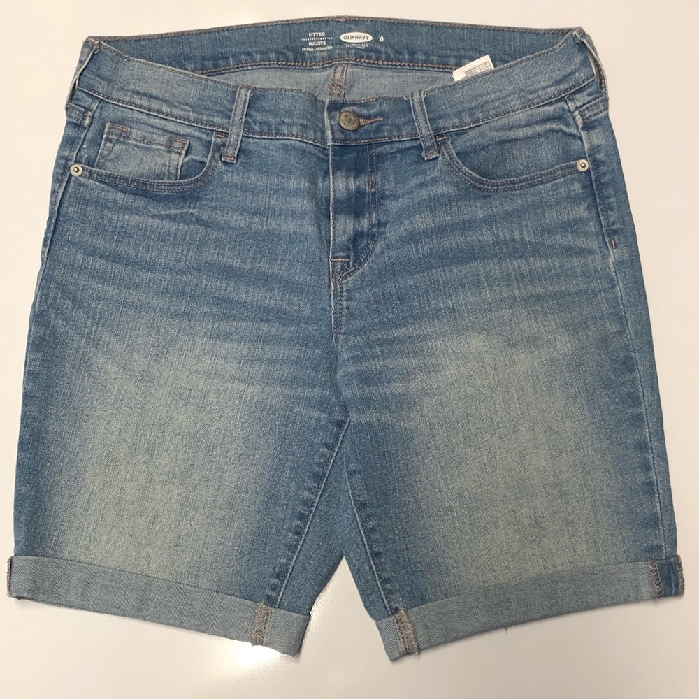 Old navy low rise Bermuda shorts size 6